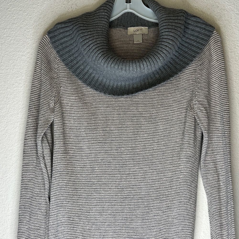 Loft Sweater‎ - Picture 2 of 6